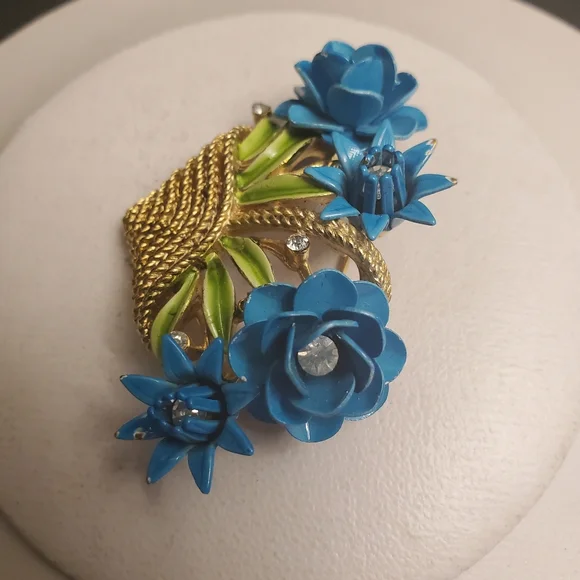 Vintage Trifari Floral Basket Brooch in Blue and Gold - Picture 4 of 8